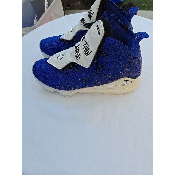 LeBron 17 x Uninterrupted More Than An Athlete Size 11 - Picture 2 of 10